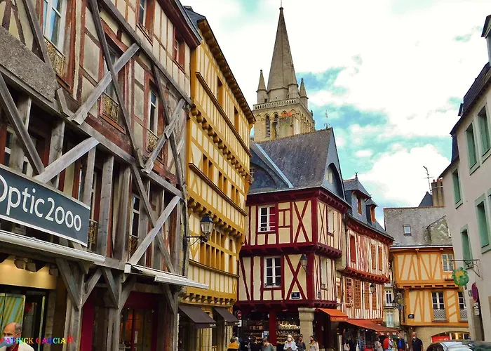 Elegance Et Romantisme Au Coeur De La Ville Situee Sur La Place De Lices - Le Port Vannes
