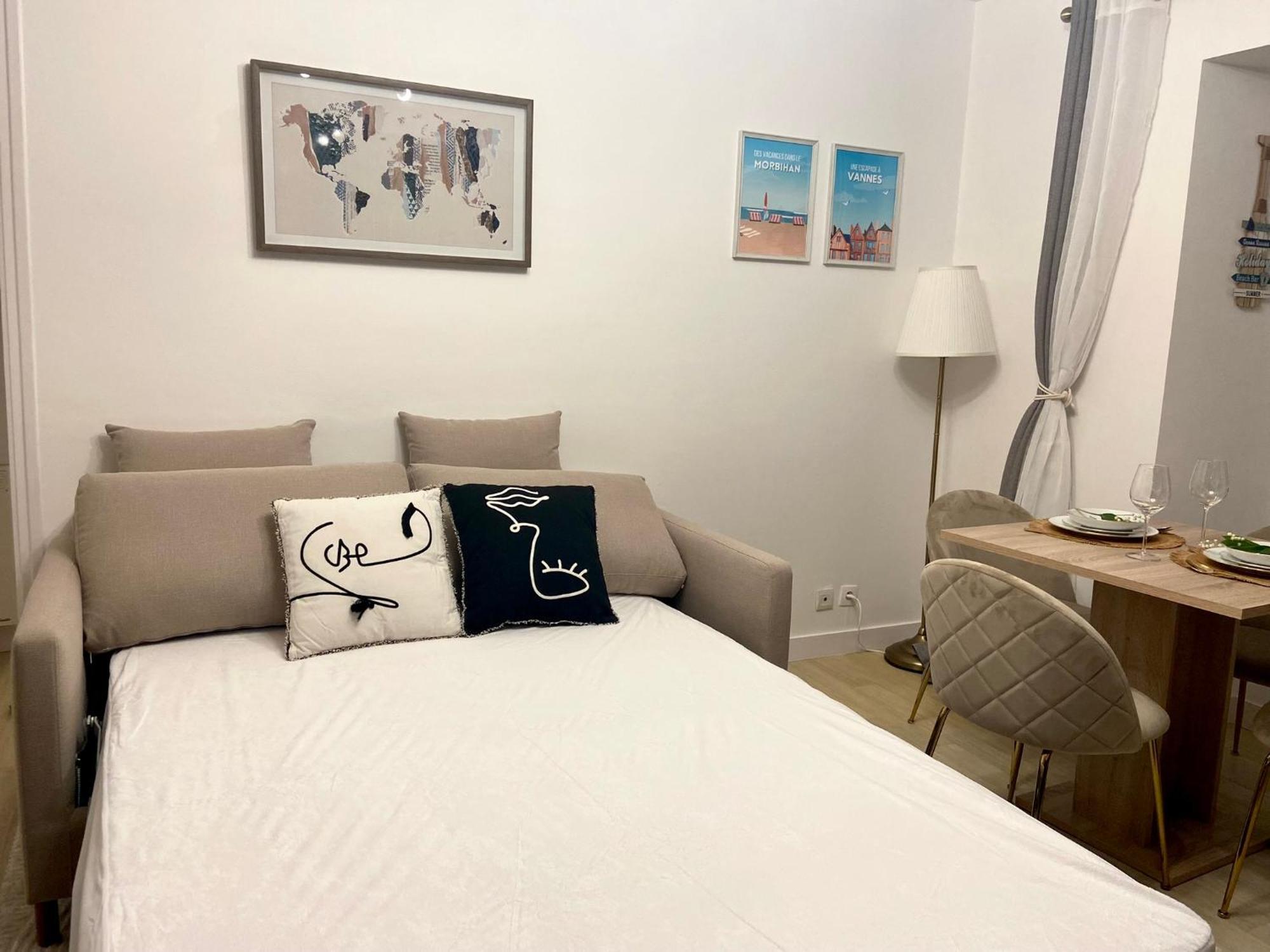 Elegance Et Romantisme Au Coeur De La Situee Sur La Place De Lices - Le Port Apartment *