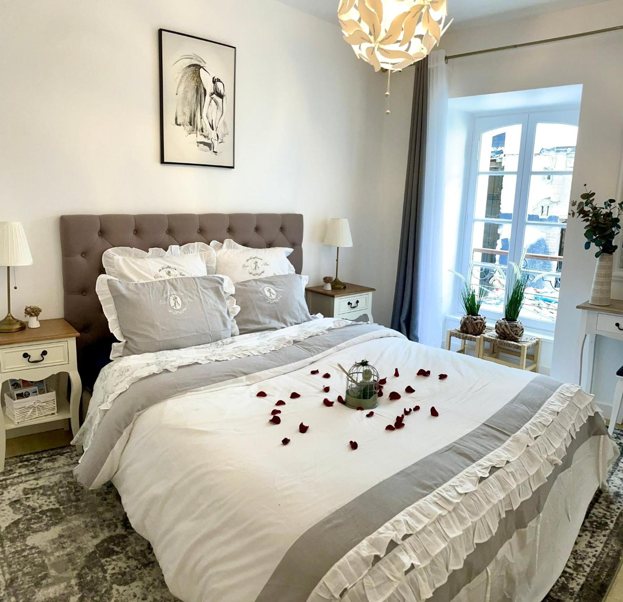 Apartment Elegance Et Romantisme Au Coeur De La Situee Sur La Place De Lices - Le Port