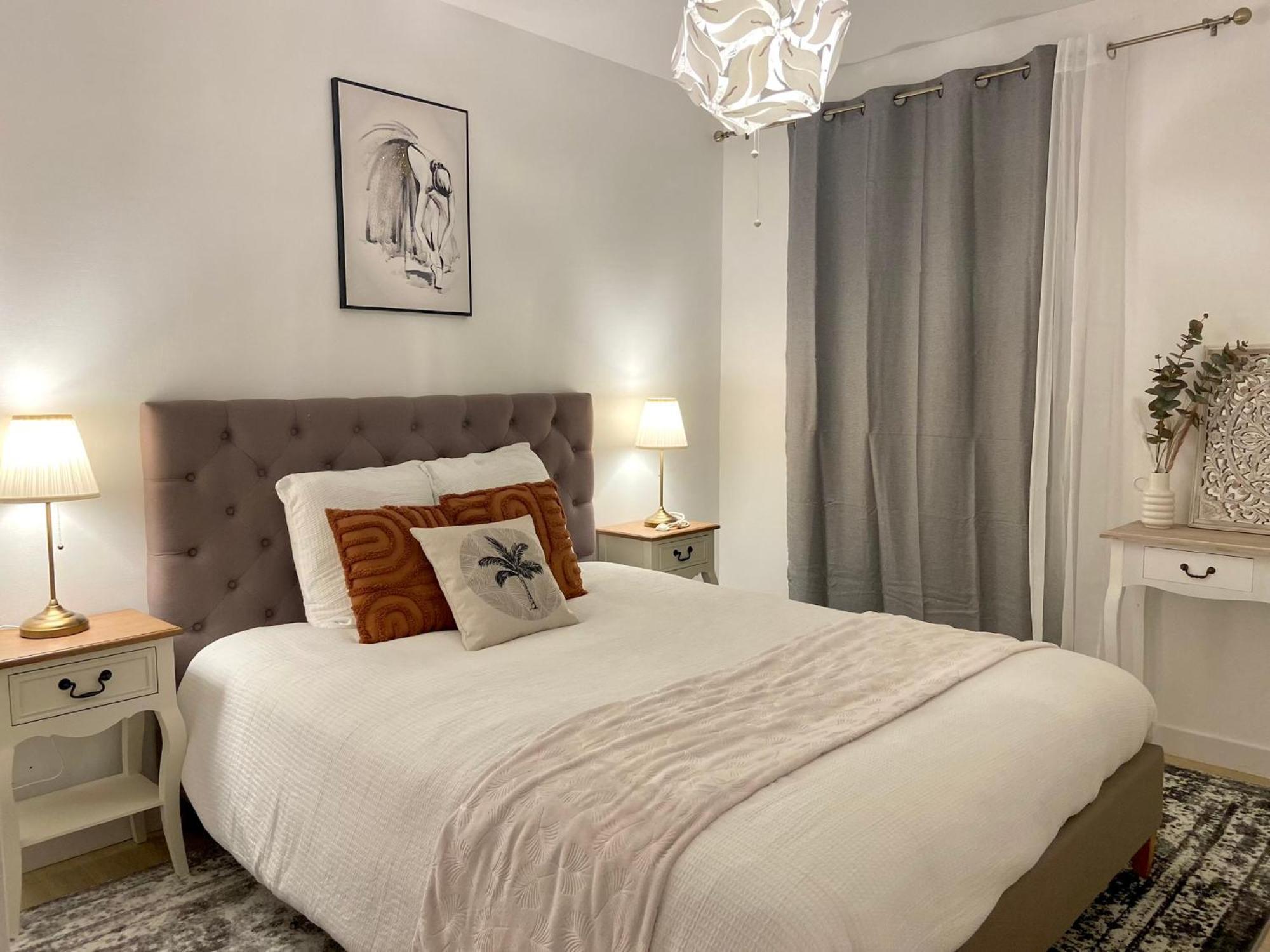 Elegance Et Romantisme Au Coeur De La Situee Sur La Place De Lices - Le Port Apartment