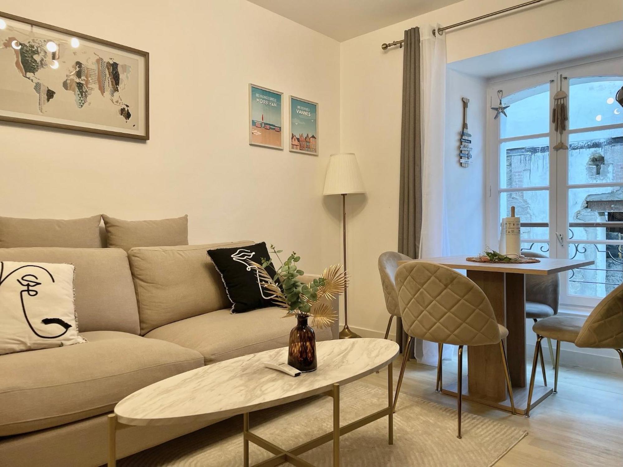 Apartment Elegance Et Romantisme Au Coeur De La Situee Sur La Place De Lices - Le Port *