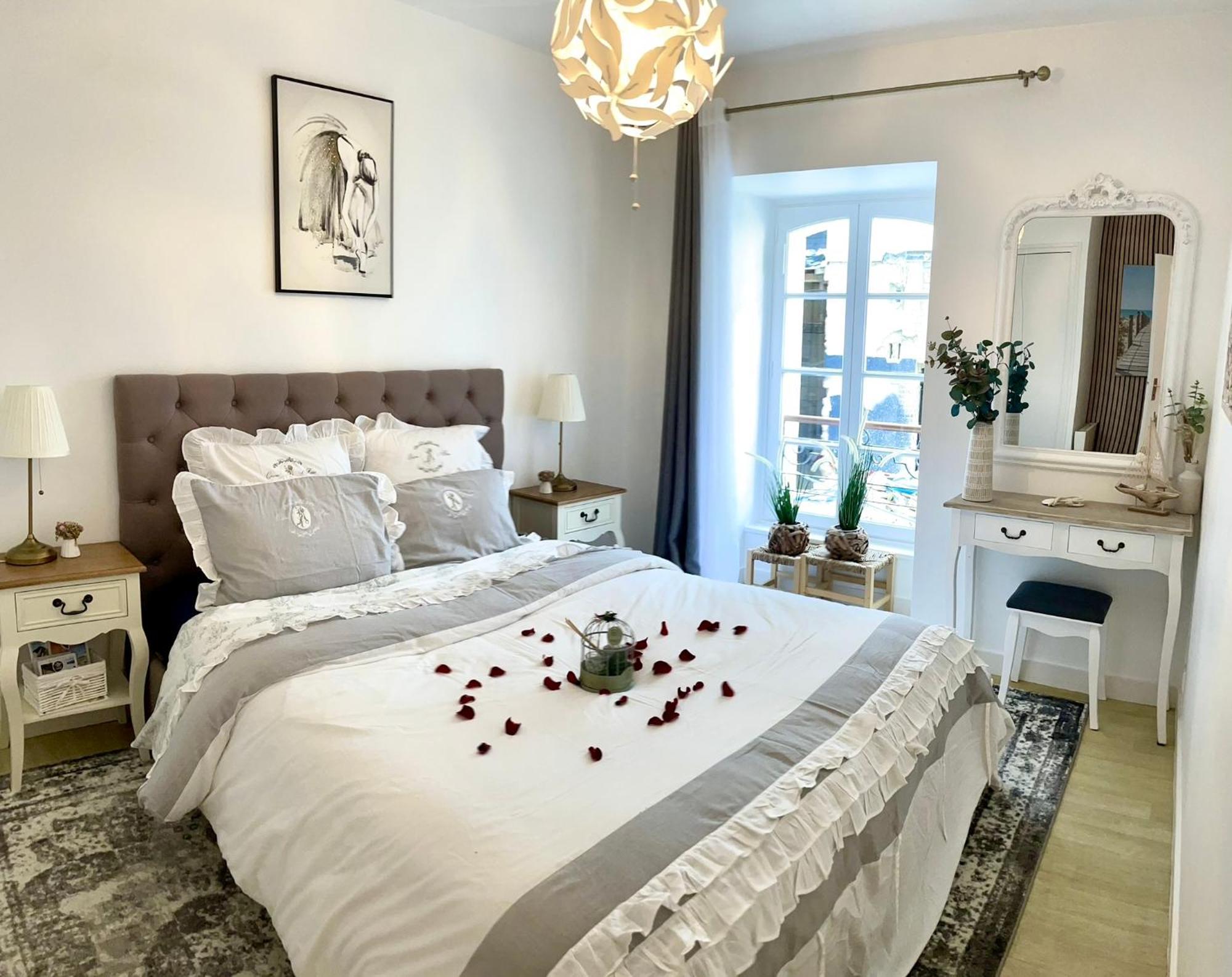Elegance Et Romantisme Au Coeur De La Situee Sur La Place De Lices - Le Port Appartement