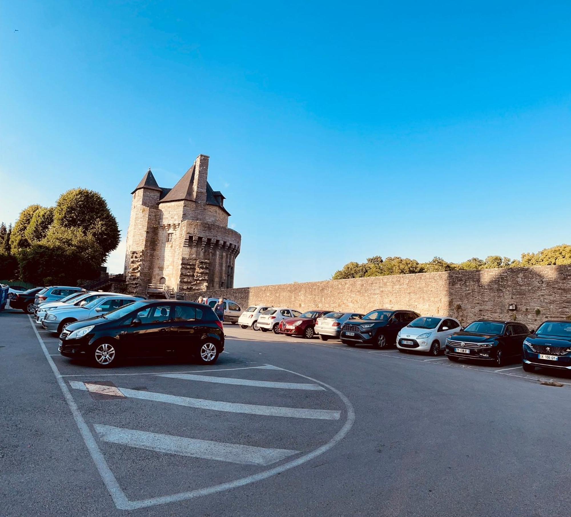 Appartement Elegance Et Romantisme Au Coeur De La Situee Sur La Place De Lices - Le Port